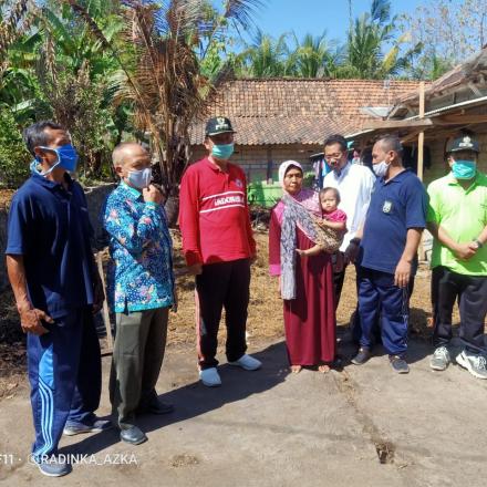 Kunjungan Bupati Rembang dan Camat Gunem dirumah Korban Kebakaran Di Desa Telgawah Kecamatan Gunem 